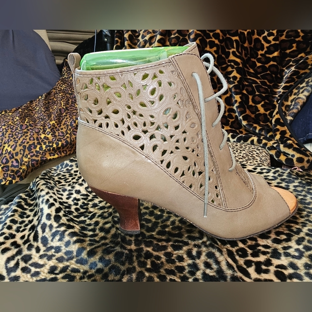 GORGEOUS TAUPE LEATHER ANKLE BOOTIES HEELS SHOES SIZE 11